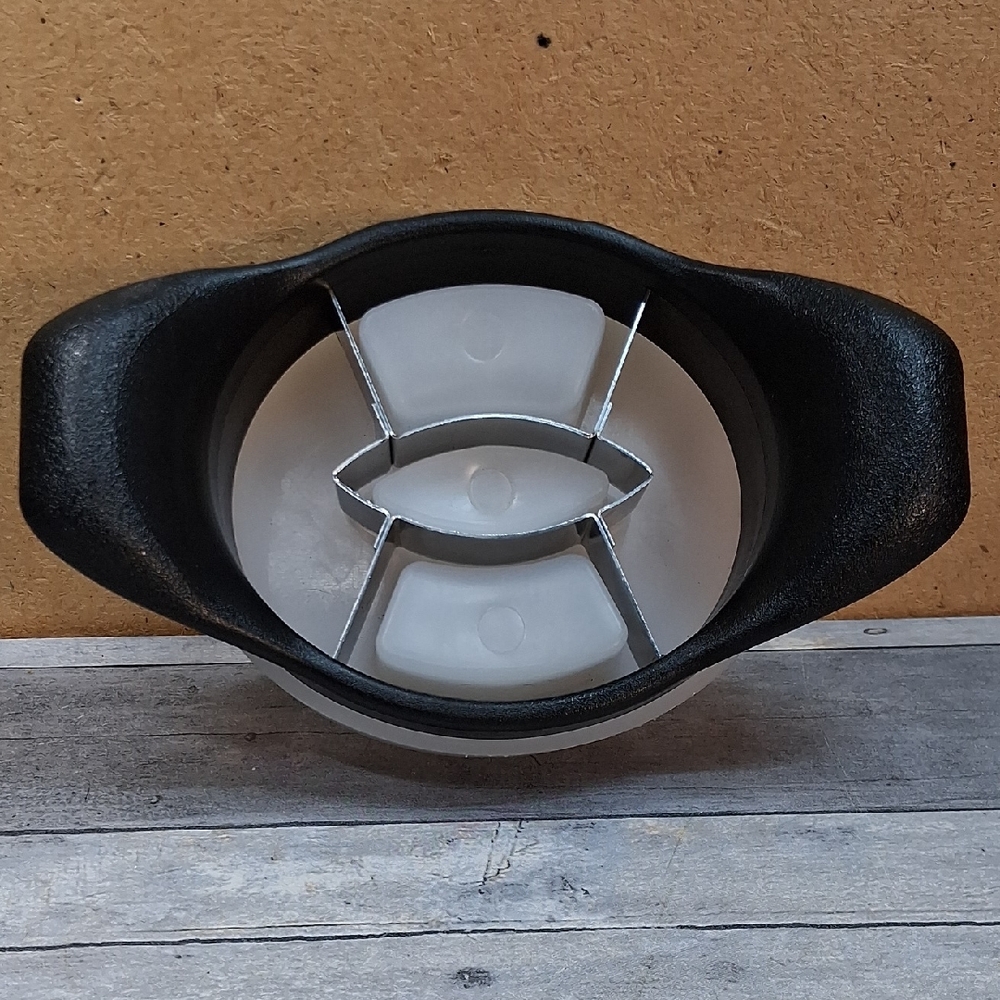 Retired Pampered Chef Mango Wedger Slicer Cutter W/ Blade Cover